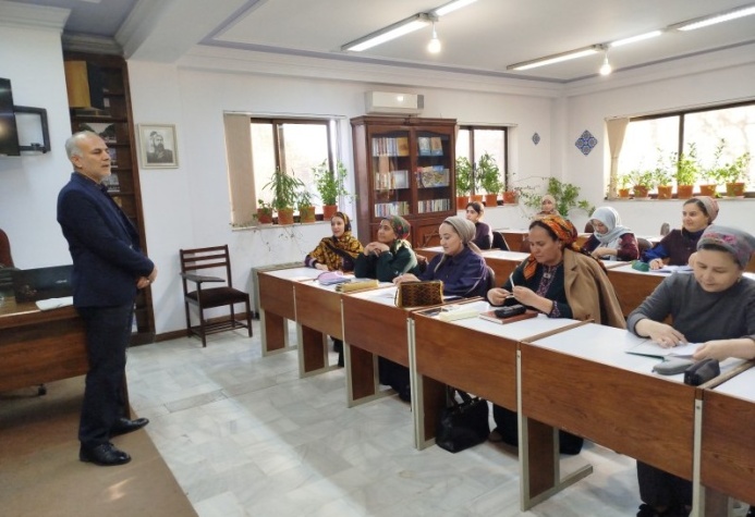  Иранские профессора проводят курсы повышения квалификации по персидскому языку в Ашхабаде