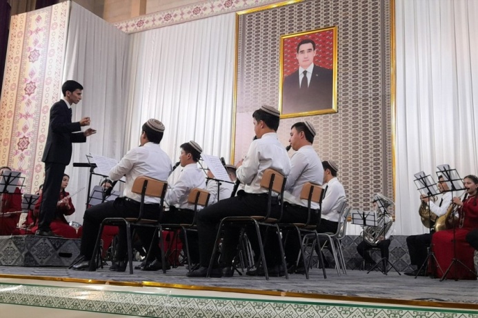  Surnaý çagyrýar! Şirhan Batyrow sahna üflenýän saz gurallary orkestriniň kuwwatyny gaýtaryp getirdi