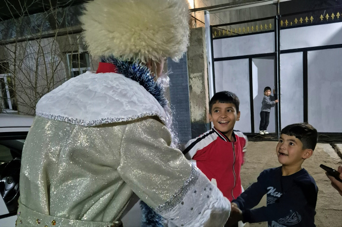  Дед Мороз стучится в дверь: в Мары прошла новогодняя акция от «Дяп-Дессур» для детей