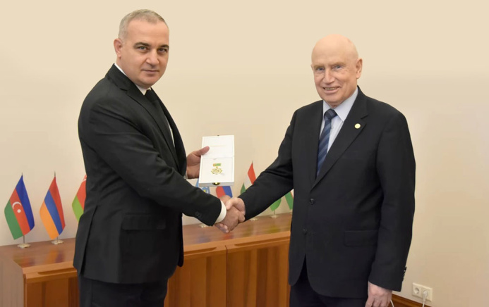  Председателю Исполкома СНГ вручили медаль «25-летие Нейтралитета Туркменистана»