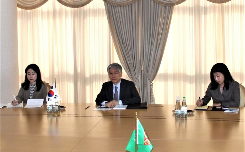 Новый посол Республики Корея Ли Вон Чжэ вручил копии верительных грамот в МИД Туркменистана