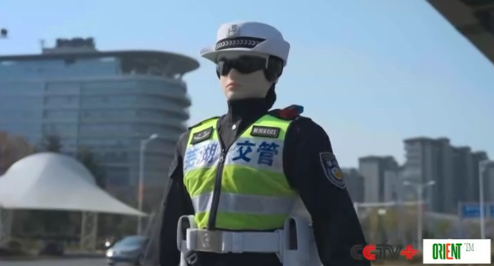  Робот-инспектор приступил к регулированию дорожного движения в китайском городе Уху