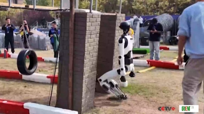  В Пекине прошли соревнования по робототехнике для проведения аварийно-спасательных работ