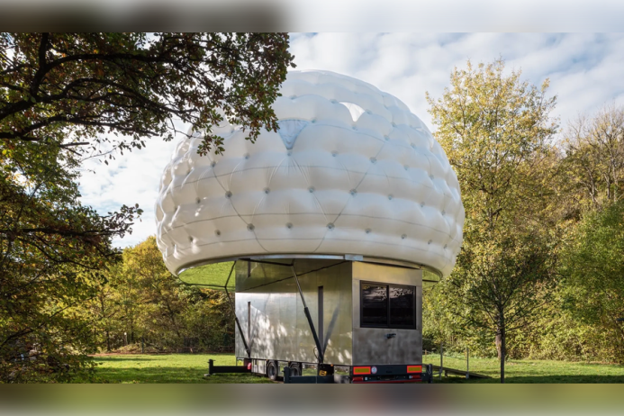  Дом-шар на колесах: представлен концепт мини-жилья с надувным этажом