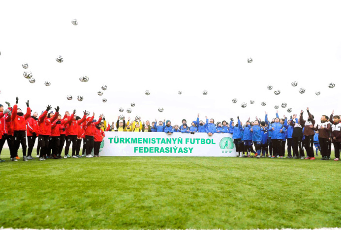  На стадионе «Ашхабад» состоялся детский футбольный фестиваль «Grassroots»