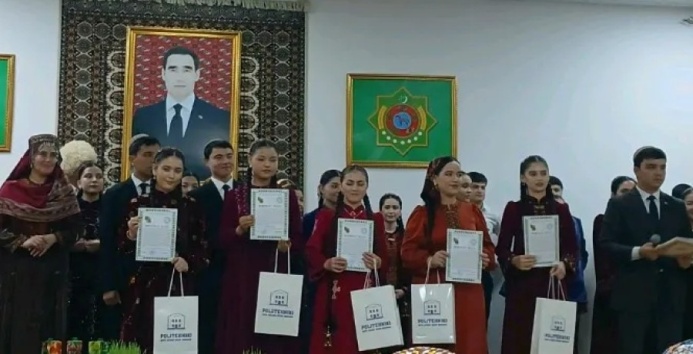  В Политехнической средней профессиональной школе Министерства связи прошли торжества в честь праздника Новруз