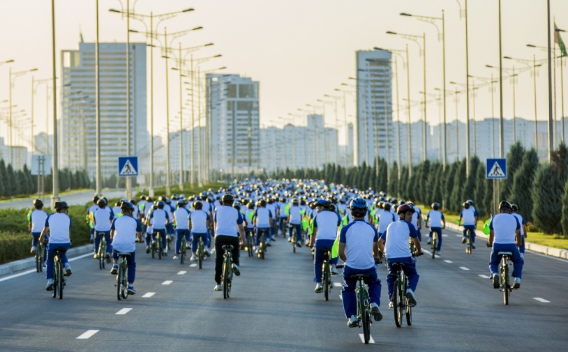 Президент Сердар Бердымухамедов возглавил массовый велопробег в Ашхабаде