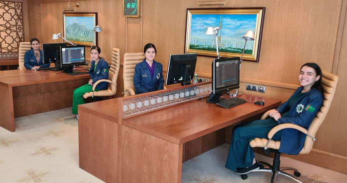  Туркменские шахматистки вошли в тройку команд-призеров Всемирного фестиваля Queens Online