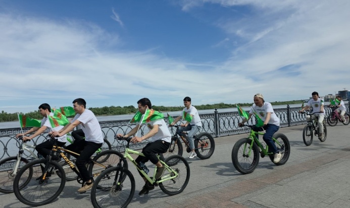  В Астрахани прошёл велопробег в честь Всемирного дня велосипеда