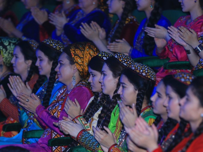  В преддверии 8 марта женщинам Туркменистана вручат денежные подарки