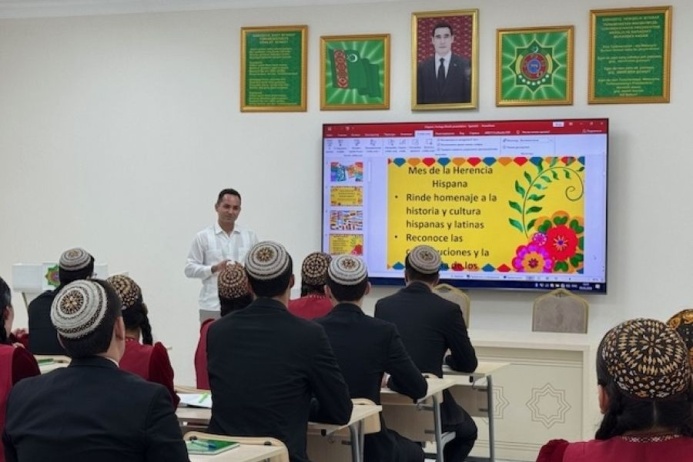  Туркменские студенты обсудили роль испанского языка в международной дипломатии