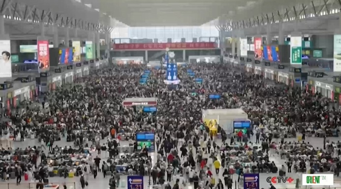  China's railways set passenger traffic record on first day of May Day holiday