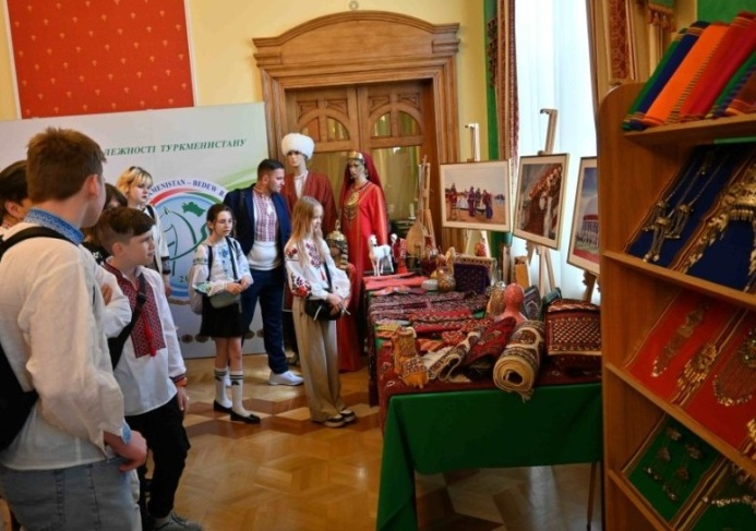  Посольство Туркменистана в Украине представило искусство туркменского ковроткачества и вышивки ко Дню туркменского ковра